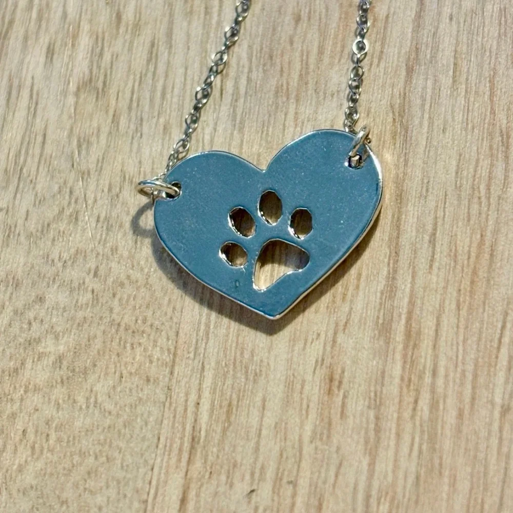 Dog Paw heartshaped Pendant Necklace - Picture 2 of 2